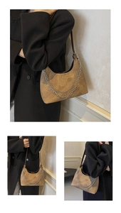 Detailansicht der dunkelbraunen Vintage Hobo Bag mit Wildledertextur und Silberketten