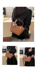 Détail d'un sac seau en cuir marron avec foulard en soie et breloques cœur
