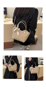 Détail du sac beige en cuir grainé avec bord ondulé, foulard à carreaux et bijoux argentés