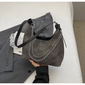 Detail der grauen Retro-Hobo-Tasche mit matter Textur und silbernen Kettenakzenten