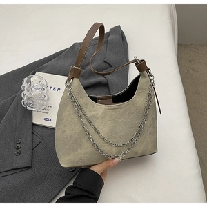 Detail der beigen Hobo-Tasche mit Silberketten und braunem Leder-Schultergurt