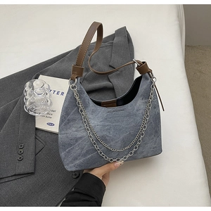 Detail der blauen Vintage-Hobo-Tasche mit Silberketten und braunem Lederriemen