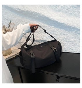 Détail du sac de sport cylindrique noir avec boucles de renfort et cordon de serrage