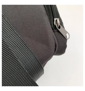 Détail du sac bandoulière en nylon avec fermeture éclair mate et sangle tissée épaisse