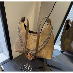 Detail der Vintage-Canvas-Achseltasche mit Silberkette und Leder-Schultergurt