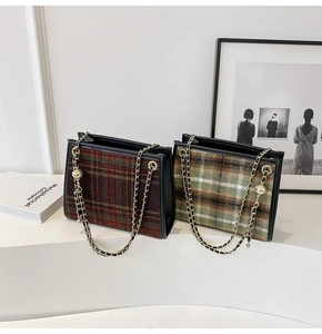 Details von Retro-Karo-Handtaschen aus Wolle mit goldenen Ketten in Braun und Grün
