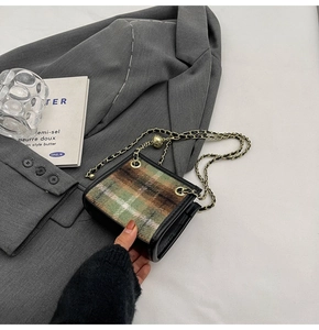 Details einer Vintage-Mini-Tasche aus Tweed mit Goldkette und Metallkugel-Versteller