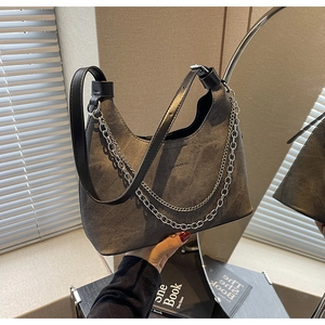 Details der Wildleder-Achseltasche mit Silberkette und verstellbarem Lederriemen