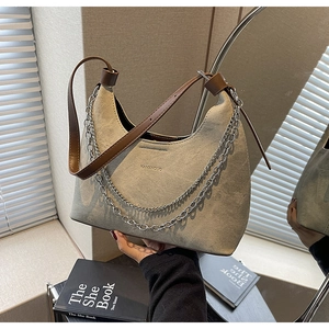 Detail der Vintage-Hobo-Tasche aus Segeltuch mit Silberketten und Leder-Schultergriff