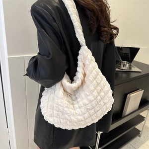 Elegante bolso tote blanco con textura de burbujas para mujer y diseño de hombro minimalista