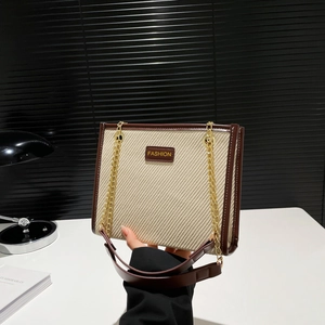 Sac fourre-tout beige tissé minimaliste avec garniture en cuir brun et chaîne dorée