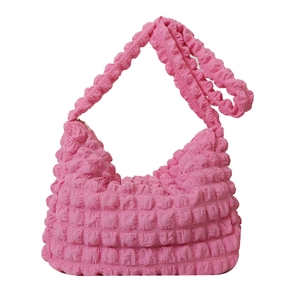 Bolso de hombro minimalista rosa con textura de burbujas y acabado estilo popcorn