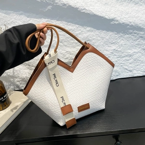 Bolso tote de tejido blanco minimalista con ribete de cuero marrón y correa en contraste