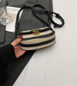 Gros plan détaillé d'un sac besace rétro en toile et cuir avec fermoir doré chic