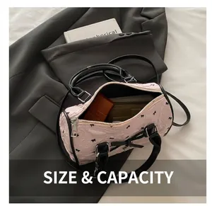 Vue intérieure du sac boston rose à nœuds montrant la capacité pour les objets du quotidien