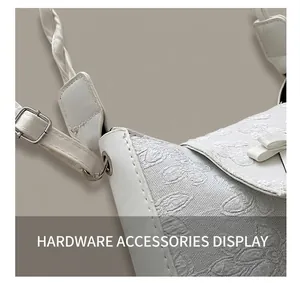 Details der weißen Wolken-Tasche mit Blumenstickerei, Silberschnalle und Trageband