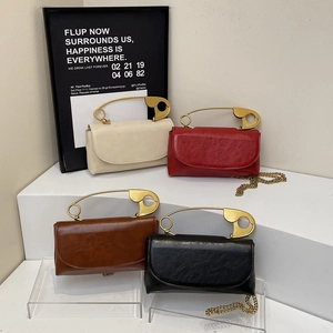 Mini bolsos de cuatro colores con asas de imperdible doradas únicas y correas de cadena