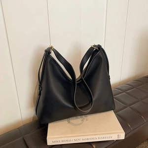 Elegante borsa a spalla in pelle nera martellata con dettagli dorati per il lavoro