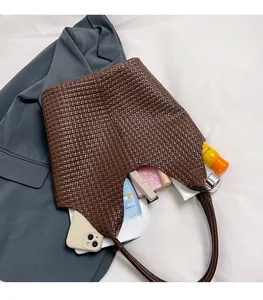 Vue détaillée de l'intérieur du sac cabas tressé marron foncé avec rangement spacieux