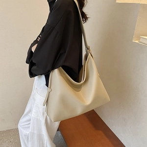 Elegante borsa hobo in morbida pelle beige con tracolla regolabile da donna