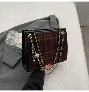 Detailansicht der Retro-Karotasche mit goldener Kette und dekorativem Kugelanhänger