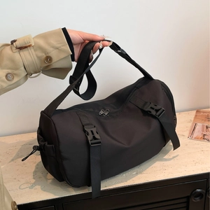 Sac de sport noir en nylon avec boucles réglables et bandoulière pour gym et voyage