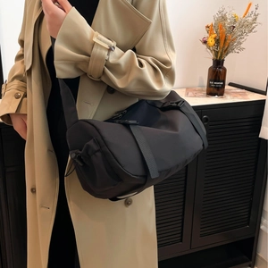 Sac bandoulière sport noir cylindrique avec sangle à boucle réglable pour femme