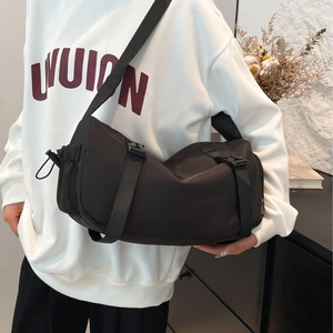 Grand sac bandoulière noir en nylon pour trajet avec large sangle réglable