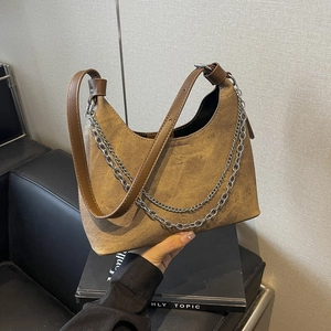 Braune Vintage-Unterachseltasche in Halbmondform mit silbernen Ketten und Lederriemen