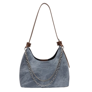 Blaue Denim-Halbmondtasche mit braunem Lederriemen und dekorativen Silberketten