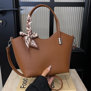 Sac Seau Femme En Cuir PU Texture Lychee Avec Décor Foulard En Satin Et Boucles En Métal Coeur Argenté Chic