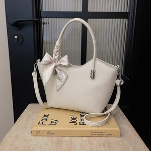Sac seau en cuir beige avec foulard en soie et breloques en forme de cœur argenté