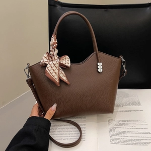 Sac à main élégant en cuir marron avec anse en foulard de soie et boucle coeur