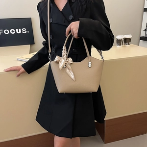 Sac seau chic en cuir grainé beige avec foulard décoratif et détails en métal en forme de cœur