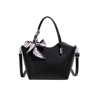 Sac seau noir en cuir grainé avec détails cœurs métalliques et poignée en foulard damier