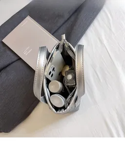 Vue intérieure du sac seau argenté montrant une grande capacité de rangement