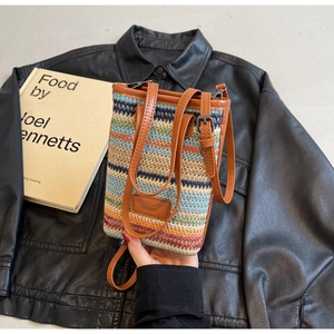 Détail du mini sac cabas tissé à rayures colorées avec bordure et bandoulière en cuir