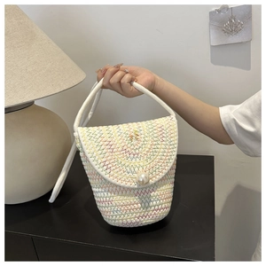 Dettaglio della borsa a secchiello in cotone intrecciato con cuciture arcobaleno e perla