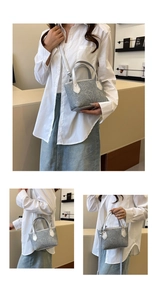 Détail des bordures en cuir argenté et du tissu jacquard bleu clair sur le sac seau
