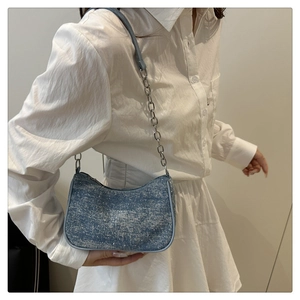 Sac sous le bras en denim bleu clair avec texture scintillante et chaîne argentée