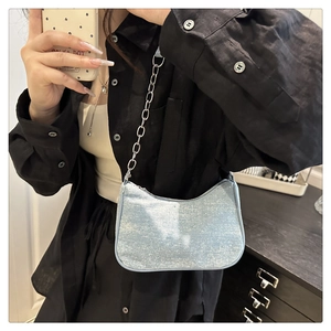 Détail du sac hobo bleu clair avec paillettes et bandoulière chaîne argentée