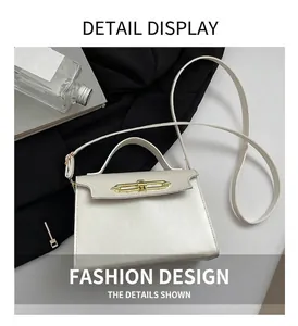 Detalle del bolso trapezoidal blanco crema con hebilla de metal dorado y asa fija