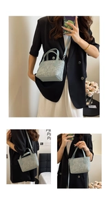 Détail d'un sac seau bleu clair avec texture marbre abstraite et finitions argentées