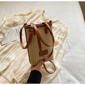 Détail du sac en paille avec bordure en cuir marron et bandoulière réglable pour femme