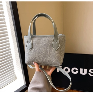 Vue détaillée du petit sac cabas gris-bleu à texture marbrée avec anses en cuir