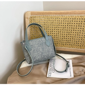 Détail du sac cabas bleu texture denim avec zip argenté et bandoulière amovible