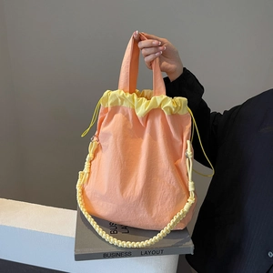 Borsa a secchiello plissettata in nylon rosa con coulisse gialla e tracolla in corda