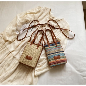 Vue à plat de mini sacs en paille tissée avec bandoulière en cuir et motifs rayés