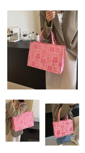 Detailansicht der rosa Canvas-Tasche mit roter Doppelglück-Stickerei und stabilen Griffen