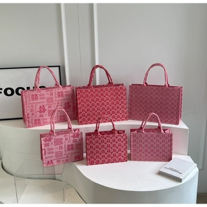 Details verschiedener Größen rosa gewebter Tragetaschen mit traditionellen chinesischen Motiven